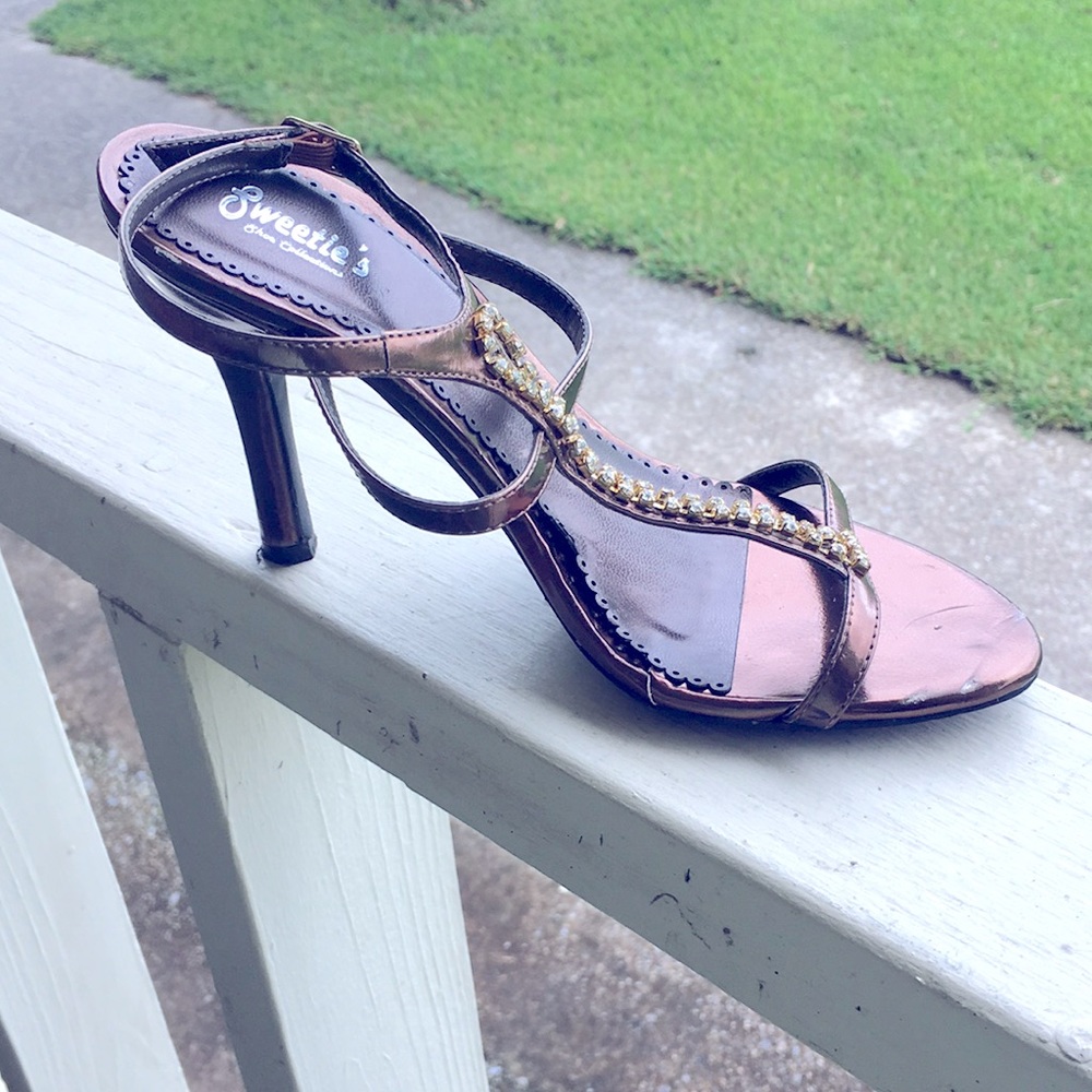 Sweetie’s Shoe Collection. Bronze. 5 1/2 - Picture 1 of 2
